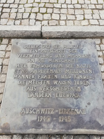 gedenktafel im ehemaligen vernichtungslager auschwitz-birkenau